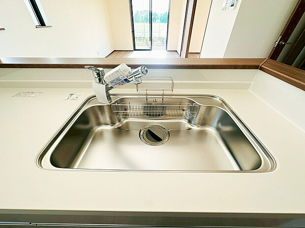 【浄水器】キッチンには浄水器を標準装備。最近は水を飲むという場面以外にも料理で使用したり、野菜を洗う場合もキレイな水で洗いたいという人が増えてきています！赤ちゃんのミルク用としても重宝いただけます。