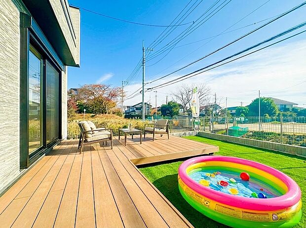 【南側に広がる庭】【陽光あふれる人工芝のお庭】南向きのお庭スペースは陽当たり良好！お子様のプール遊びや、ちょっとしたガーデニングも楽しめます。リビングから繋がる緑の空間が魅力です。(外構等はCGです)