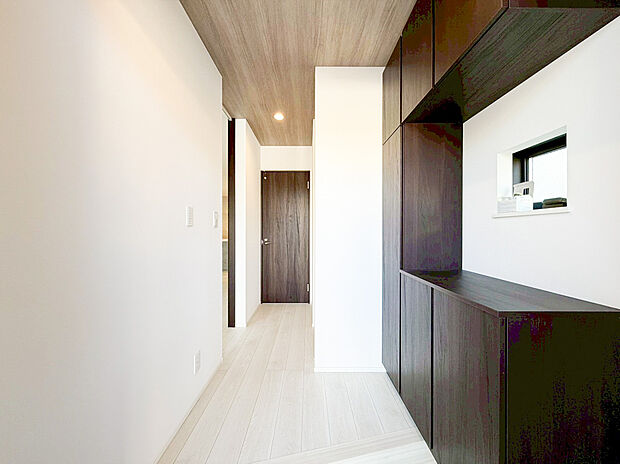 【玄関収納】下駄箱は可動棚タイプになっていますので、脚の長いブーツや長靴もたっぷり収納いただけます。いつも気持ちよくご家族をむかえられるよう、玄関下駄箱収納をフル活用してスッキリとした玄関を保ってください。