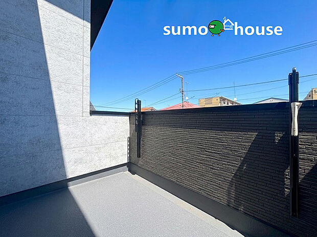 【バルコニー】光と風が通り抜ける、開放感たっぷりのワイドバルコニー。 主寝室から出入り可能な広々とした設計で、日々の洗濯物干しもスムーズに行えます。