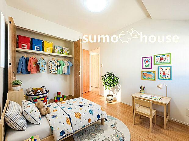 【居室】季節物の衣類もしっかり収納でき、居住空間を広々と使えます。お陽さまの光を爽やかな風をたっぷり取り込めます。室内はいつも明るい印象なので気持ちの良い朝を迎えられます。(家具等はCGです)