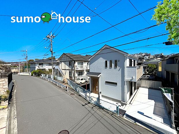 【落ち着いた住環境】【カースペース2台分確保！（車種による）】ご夫婦で車をお持ちのご家庭や、来客時にも嬉しい広々駐車スペース。前面道路は約7mとゆとりがあり、駐車が苦手な方でも焦らずスムーズに車庫入れが可能です。