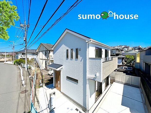 【洗練されたデザイン】【スタイリッシュで飽きのこない外観デザイン】ホワイトを基調とした爽やかな外観に、木目調のアクセントが映えるモダンな佇まい。帰ってくるたびに誇らしくなる、洗練されたファサードが魅力の邸宅です。