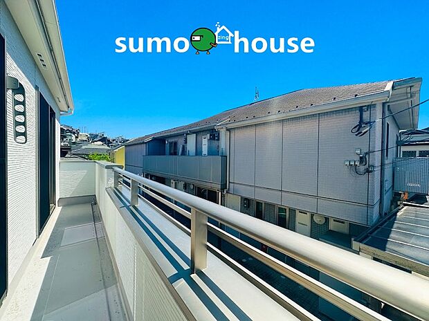 【落ち着いた住環境】【広々バルコニーでガーデニングも楽しめる】陽当りの良いバルコニーは、洗濯物がよく乾くだけでなく、ちょっとしたガーデニングや家庭菜園を楽しむスペースとしても最適。爽やかな風を感じるリフレッシュ空間です。