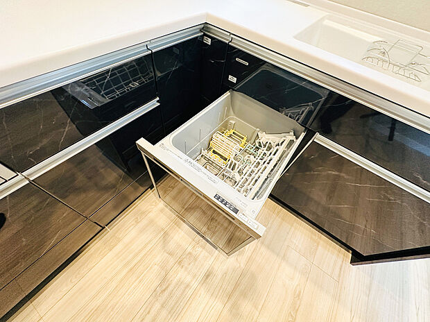【食洗機】食器洗乾燥機付きで家族の食器もピカピカ。後片付けもラクラクこなせて、環境にもママの~チン内に納まっているので、お料理の邪魔にもならずスッキリ快適にご利用いただけます。
