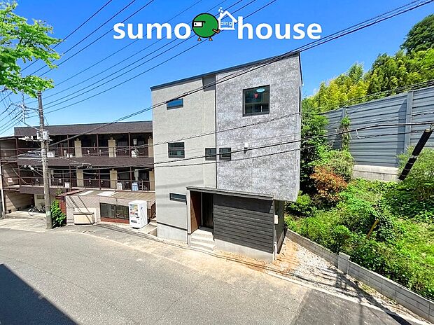 【洗練されたデザイン】グレーとブラックのコントラストが美しい、モダンな外観デザインが目を引きます。スクエアを基調としたスタイリッシュなフォルムはまさに都市型レジデンスの象徴。周囲の緑と調和し住む喜びを感じさせてくれる一棟。