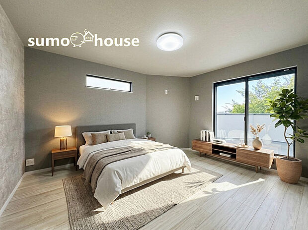 【8帖超のゆとりある主寝室】掃き出し窓や高窓など、複数の窓を効果的に配置した多面採光設計です。お部屋の隅々まで自然光が届き、日中は照明をつけなくても明るく爽やかな空間が保たれます。(家具等はCGです)