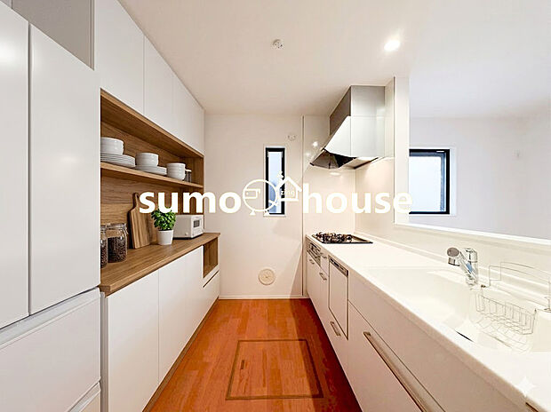 【キッチン】清潔感溢れるホワイトで統一されたシステムキッチンは、人造大理石トップを採用し、日々のお手入れも簡単です 。便利な浄水器や、後片付けをサポートする食洗機も標準装備 。(家具等はCGです)