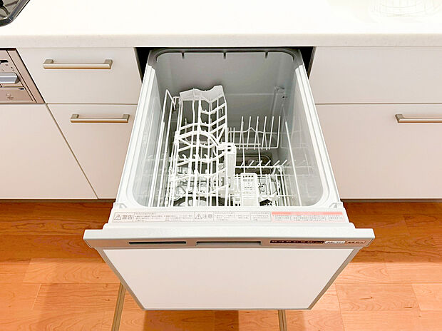 【食洗機】食器洗乾燥機付きで家族の食器もピカピカ。後片付けもラクラクこなせて、環境にもママの手にも優しい設備です。システムキッチン内に納まっているので、お料理の邪魔にもならずスッキリ快適にご利用いただけます。