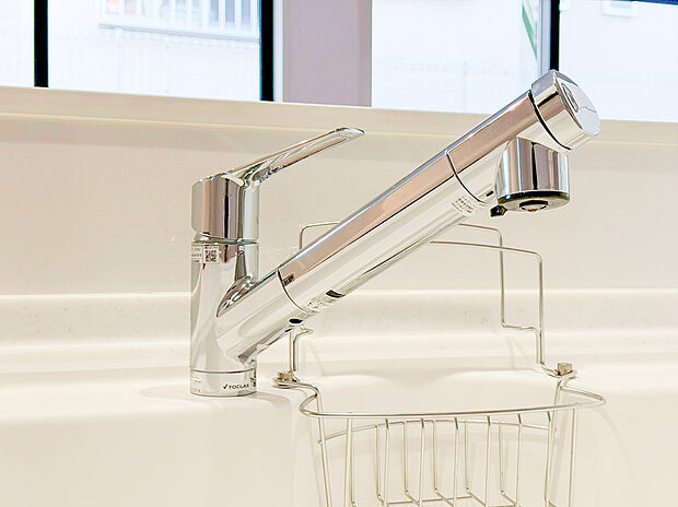 【浄水器】キッチンには浄水器を標準装備。最近は水を飲むという場面以外にも料理で使用したり、野菜を洗う場合もキレイな水で洗いたいという人が増えてきています!赤ちゃんのミルク用としても重宝いただけます。