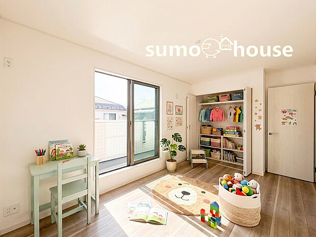 【居室】光が取り込みやすい2面採光の居室。しっかりとした大きさのクローゼットを完備し、収納スペースも十分。初めてのお子様にとっての「自分の部屋」。学習デスクやベッドの配置もラクラクです。(家具等はCGです)