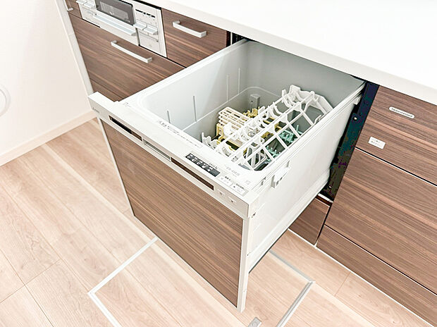 【食洗機】キッチンにスッキリと収まるビルトイン型の食器洗浄乾燥機を完備。手洗いよりも節水・節電になり、家計にも環境にも優しい設備です。食後の後片付けを任せることで、夜のゆとりある時間が生まれます。引き出し式なので食器の出し入れもしやすく、大容量設計で調理器具もまとめて洗浄可能。家事の負担を大幅に軽減し、忙しい毎日を支えてくれる頼もしいパートナーです。