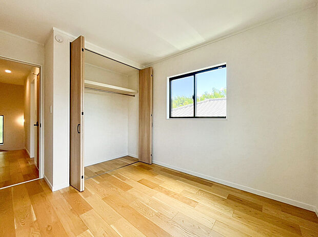 【居室収納】全居室には大型の収納クローゼットを完備！普段使いのお洋服や小物はもちろん、季節物のお洋服などもしっかりと整理整頓おしまい頂けます。居室空間をより広く隅々までお使いいただけますね。