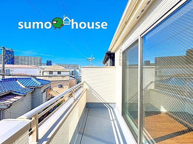 【落ち着いた住環境】南向きのバルコニーは陽当たり良好。お洗濯物もカラッと乾きやすく、家事の時短にもつながる嬉しい設計になっています。太陽の光をたっぷり取り込めるため、室内まで明るく、冬場でも暖かく過ごすことができます。
