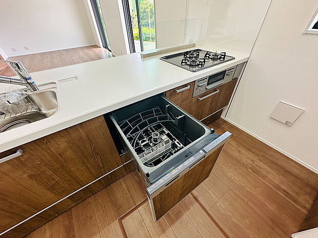 【食洗機】食器洗乾燥機付きで家族の食器もピカピカ。後片付けもラクラクこなせて、環境にもママの手にも優しい設備です。システムキッチン内に納まっているので、お料理の邪魔にもならずスッキリ快適にご利用いただけます。