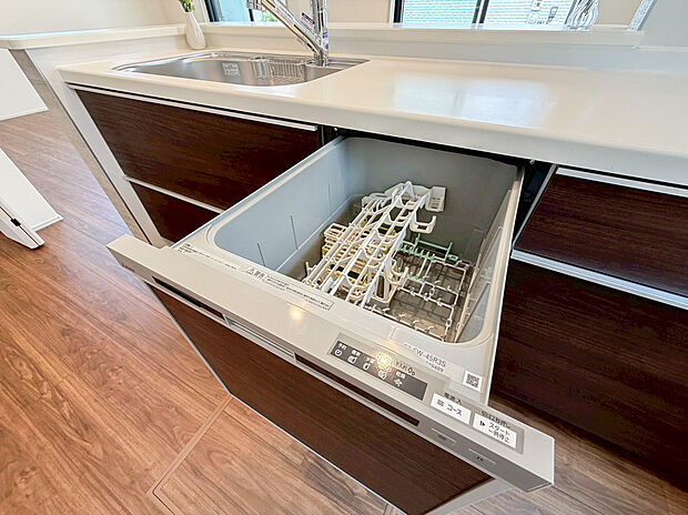 【食洗機】食器洗乾燥機付きで家族の食器もピカピカ。後片付けもラクラクこなせて、環境にもママの手にも優しい設備です。システムキッチン内に納まっているので、お料理の邪魔にもならずスッキリ快適にご利用いただけます。