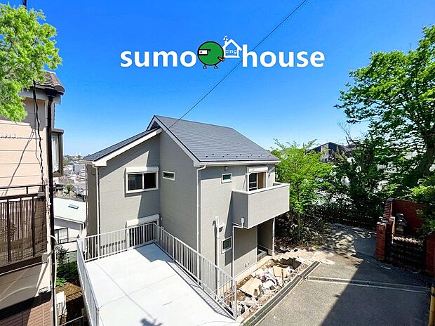 【南向きの陽の当たる戸建】南側道路に面したひな壇状の敷地 は陽当り良好で、室内には明るい光が差し込みます。近隣には公園や文教施設も点在し、落ち着いた環境で子育てをしたいご家族にぴったり。