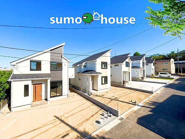 【洗練されたデザインの全10棟デザイナーズ住宅】深く豊かな緑と爽快な青い空を感じる、まるで杜の中に暮らすような心地よさを存分に堪能いただける邸宅です。最高グレードの設備仕様が標準装備の新築住宅で快適で便利な生活をお送り頂ける一品です。