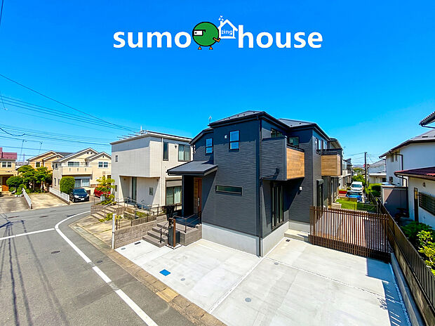 【長期優良認定&耐震最高等級取得のデザイナーズ分譲住宅】都会的で洗練された印象を与えるモノトーン調の外観は、流行に左右されない飽きのこないデザインが魅力。南向きのバルコニーがアクセントになっており、高級感とモダンな美しさを兼ね備えた邸宅に仕上がっています。
