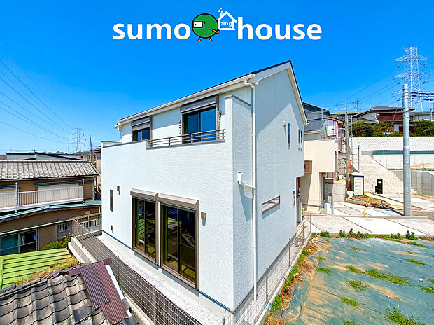 【洗練されたデザインとZEH水準省エネのデザイナーズ住宅】
スタイリッシュで洗練された外観は、街並みに美しく溶け込みます。飽きのこないシンプルモダンなデザインで、住まう人の個性を静かに主張。落ち着いた色合いの外壁が高級感を演出し、永く愛着を感じられる邸宅で