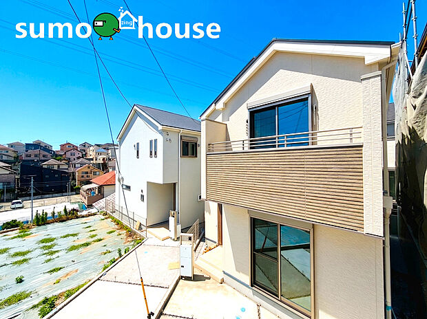 【洗練されたデザインとZEH水準省エネのデザイナーズ住宅】シンプルモダンを追求した外観は、いつまでも新鮮な印象を与え続けます。敷地のポテンシャルを最大限に活かした設計で、機能性とデザイン性を両立。洗練されたシルエットが、訪れる人を温かく迎え入れてくれますね。
