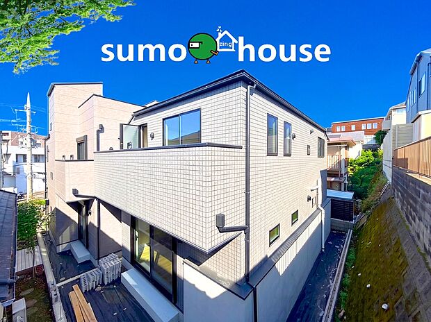 【洗練されたデザインと落ち着いた住環境】建物の裏手にはしっかりと段差が設けられており、開放的で日当たりが非常に良い住環境が実現されています。2階のバルコニーはお洗濯物がよく乾くのはもちろん、ホッと一息つけるようなリラックス空間になります。