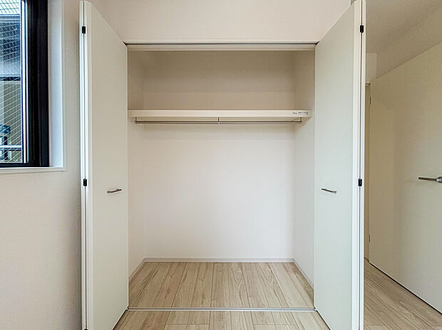【居室収納】全てのお部屋に大容量のクローゼットが標準で完備されています。お洋服や小物類などをすっきりと綺麗に収納できるため、居住空間を最大限に広く活用することができ、毎日快適でゆとりある生活を送ることができます。