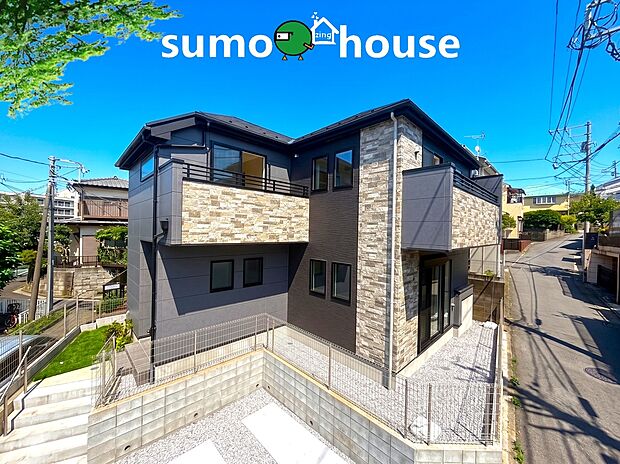 【落ち着いた住環境と洗練されたデザイン住宅】深く豊かな緑と爽快な青い空を感じる、まるで杜の中に暮らすような心地よさを存分に堪能いただける邸宅です。最高グレードの設備仕様が標準装備の新築住宅で快適で便利な生活をお送り頂ける一品です。
