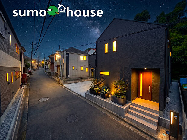 【落ち着いた住環境と横浜駅直行の利便性】住宅の顔ともいえる外壁には、デザイン性と耐久性に優れるサイディングを採用しており、建物を美しく保ちます。雨や汚れに強く長期間にわたり綺麗な外観を維持できるため、将来のメンテナンス費用も抑えられます。