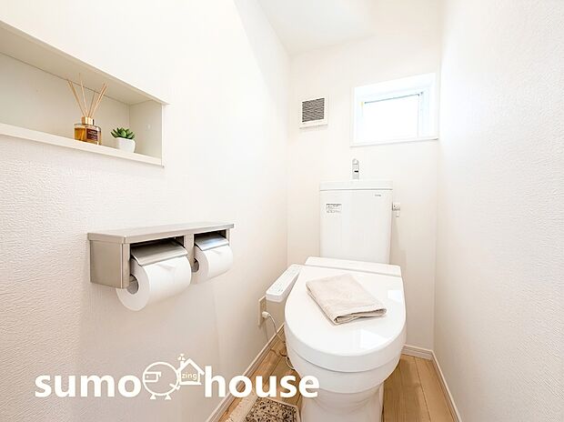 【ウォシュレットトイレ】温水洗浄便座を標準装備した快適なトイレで、毎日を気持ちよくお過ごしいただけます。(家具等はCGです)