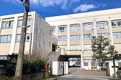 川崎市立西高津中学校 640ｍ