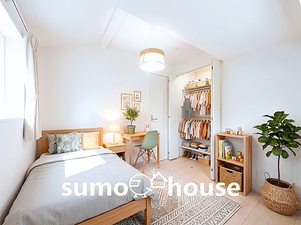 【いつでも明るい印象の居室】お部屋の収納には折れ戸を採用しており、開閉する際も邪魔にならず空間を広く使えます。白い壁紙と明るい木目の床がお部屋を優しく包み込み、温かみのある心地よい空間です。(家具等はCGです)