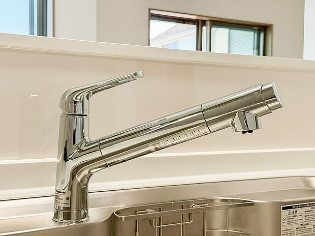 【【設備施工例】浄水器】スタイリッシュなデザインと実用性を兼ね備えた、ハンドシャワー付き水栓。ヘッドが伸びるので、大きな鍋を洗ったり、シンクの隅々まで掃除したりするのに便利です。自由設計なら、タッチレスや浄水器一体型、お好みのデザインなど、あなたの理想のキッチンに合わせて水栓の機種まで自由に選択できます。