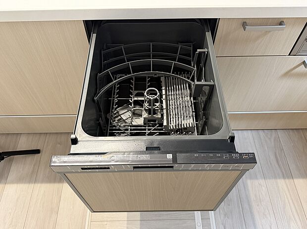 【食洗機】食器洗乾燥機付きで家族の食器もピカピカ。後片付けもラクラクこなせて、環境にもママの手にも優しい設備です。システムキッチン内に納まっているので、お料理の邪魔にもならずスッキリ快適にご利用いただけます。