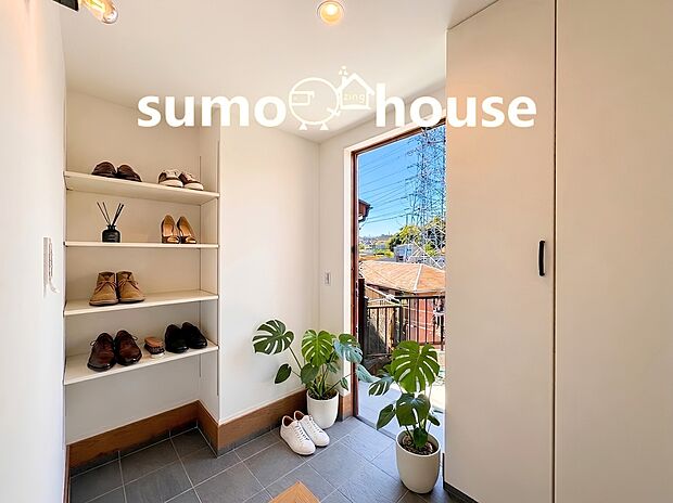【玄関収納】玄関には可動棚付きの広いシューズボックスがあり、靴を綺麗に整理して収納できます。(家具等はCGです)