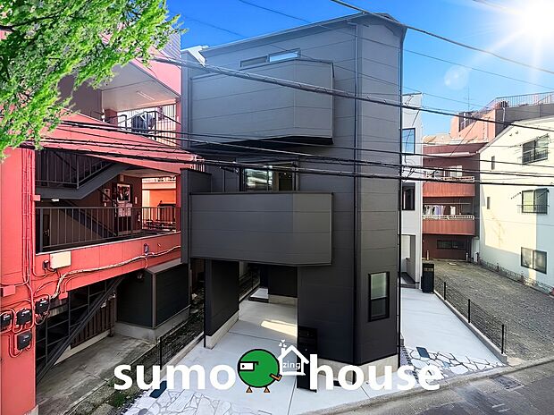 【洗練されたデザイン】まるで一枚の絵画のように、建築そのものが芸術となる住まい。最高峰のデザイナーズ住宅は、素材・空間・光の三位一体によって生み出される静謐と力強さを併せ持つ存在です。
