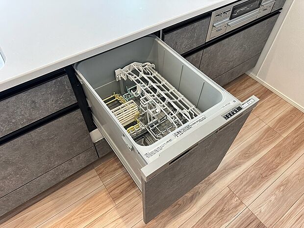 【食洗機】毎日の面倒な食器洗いの手間を大幅に軽減してくれる、キッチン内蔵型のビルトイン食洗機を標準搭載しております。高温のお湯と強力な水流でしつこい油汚れもスッキリと洗い落とし、手洗いよりも高い節水効果が期待できます。食後の家族団らんの時間をいつもより長く、ゆったりと過ごすことができます。