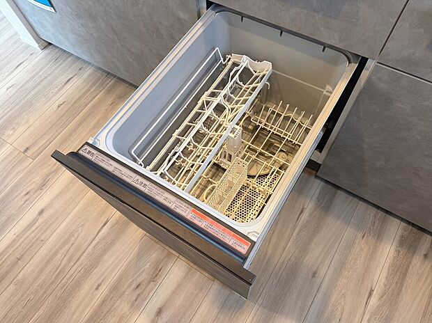 【食洗機】食器洗乾燥機付きで家族の食器もピカピカ。後片付けもラクラクこなせて、環境にもママの手にも優しい設備です。システムキッチン内に納まっているので、お料理の邪魔にもならずスッキリ快適にご利用いただけます。