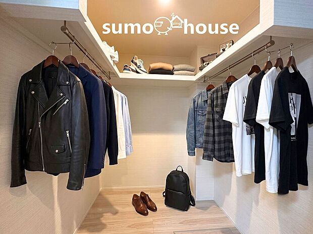 【ウォークインクローゼット】大容量のウォークインクローゼットに洋服や季節の荷物をたっぷりと収納できます。ハンガーパイプが付いているため、お気に入りのコートやワンピースなどをシワにすることなくお店のように綺麗に飾れます。床面にスーツケースなどの大きな物も直置きできるため、お部屋をより広々と使えます。(家具等はCGです)