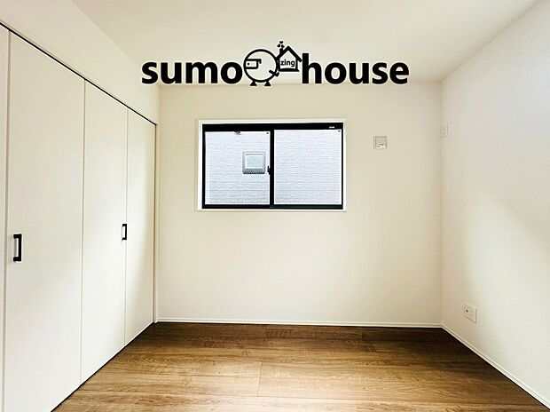 【いつも明るい印象の居室】シンプルで無駄のない整った形状の居室は、家具の配置がしやすく、お好みのインテリアを自由に楽しめます。子供部屋や書斎、または趣味の部屋など、ご家族の成長やライフスタイルに合わせて多目的に活用できます。