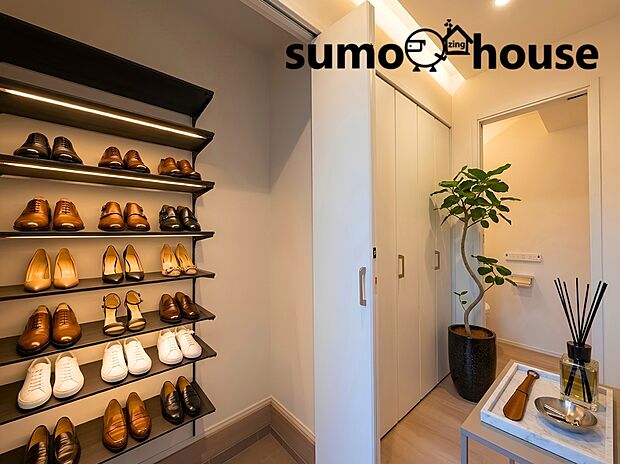 【シューズインクローゼット】大容量のシューズボックスを玄関に備えており、ご家族の靴をすっきりと収納できます。(家具等はCGです)