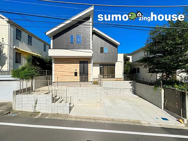 【駐車並列2台可能なゆとりをもつ新築デザイナーズ住宅】まるで一枚の絵画のように、建築そのものが芸術となる住まい。最高峰のデザイナーズ住宅は、素材・空間・光の三位一体によって生み出される静謐と力強さを併せ持つ存在です。