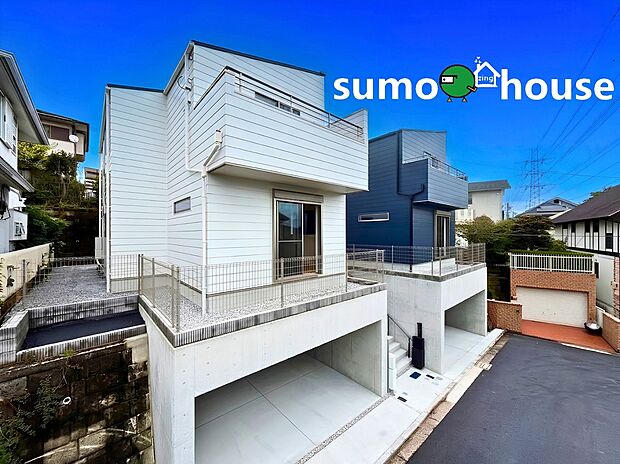 【広々建物105ｍ2超の新築デザイナーズ住宅】深く豊かな緑と爽快な青い空を感じる、まるで杜の中に暮らすような心地よさを存分に堪能いただける邸宅です。最高グレードの設備仕様が標準装備の新築住宅で快適で便利な生活をお送り頂ける一品です。