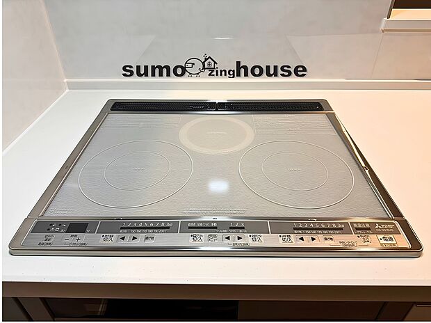【IHクッキングヒーター】安全性に優れたオール電化のIHクッキングヒーター付きシステムキッチンとなっており、火を使わないため小さなお子様やご高齢の方でも安心して毎日のお料理やお手伝いを楽しんでいただけます。