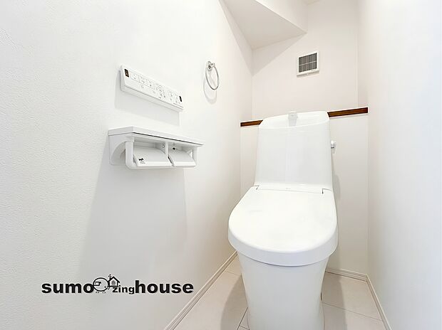 【ウォシュレットトイレ】1階と2階の各フロアに清潔感のある温水洗浄便座付きトイレをそれぞれ完備しています。朝の混雑する時間帯も家族でバッティングせずスムーズに使え、来客時にも重宝いたします。