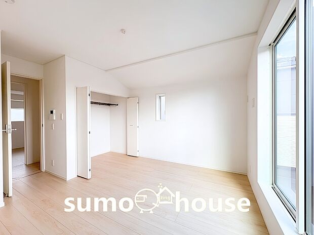【2面採光の明るい居室】各お部屋のクローゼットには開閉のしやすい折れ戸を採用しており、扉を開ける際も手前に大きく飛び出さず邪魔になりません。ベッドなどの家具をすぐ近くに配置しても干渉しにくく、空間をより有効に活用できます。