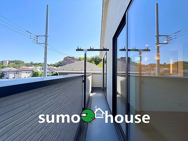 【南面ワイドバルコニー】建物の周囲には視界を遮るような高い建物が存在しないため、豊かな陽光と心地よい自然の風を存分に感じられる開放的な空間です。お洗濯物がよく乾くだけでなく、気分転換に外の景色を眺めるのにも最適な場所です。