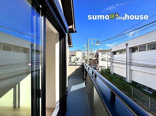 【南面ワイドバルコニー】南側に面したバルコニーは陽当たり抜群でお洗濯物が短時間でカラッとスッキリ乾きます。太陽の光をいっぱい浴びた温かいお布団で毎日気持ちよく快適にお休みいただくことができます。