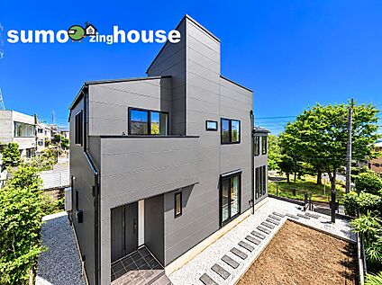 深く豊かな緑と爽快な青い空を感じられるデザイナーズ住宅