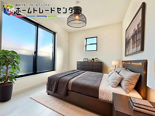 【居室】
１階居室は約８．７帖あり♪
大きなベットも配置可能です！